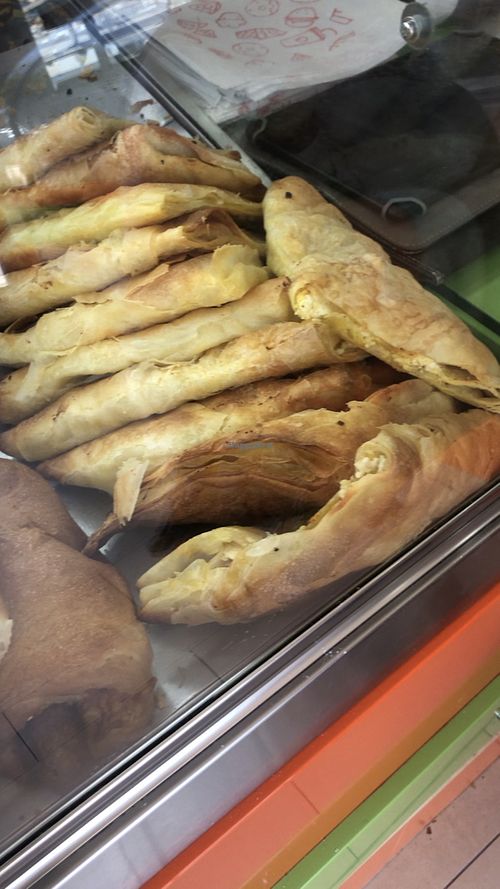 Tienen byreks de diferentes sabores por sólo 100 leks cada uno. El de cebolla y tomate es el único vegano y estaba buenísimo  at Peta Jon in Sarande