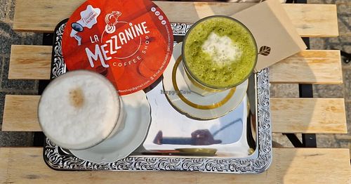 Latté et matcha au lait végétal at LA MEZZANINE in Valenciennes