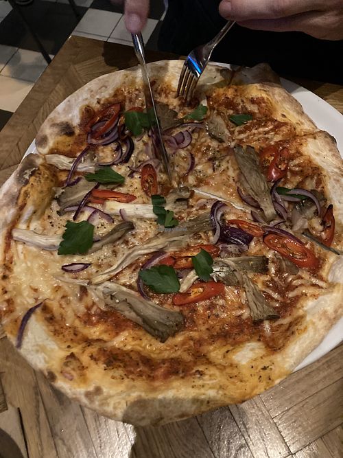 Pizza mit Austernpilzen, roten Zwiebeln und Chili #Veganuary at Aposto Aschaffenburg in Aschaffenburg