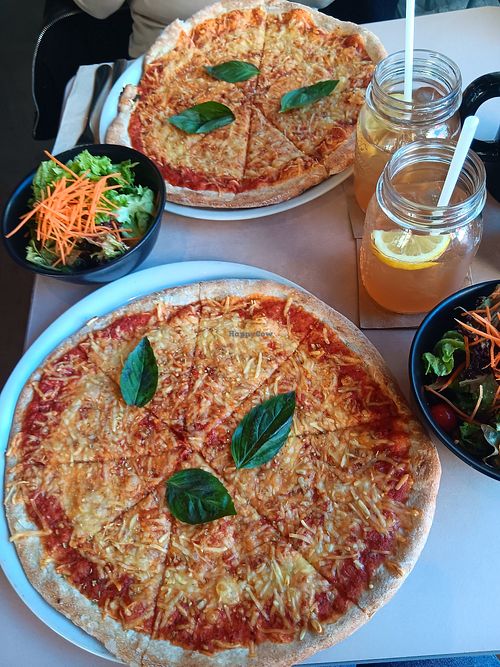 Margherita vegana, insalata mista e tè freddo al limone at Aposto Aschaffenburg in Aschaffenburg