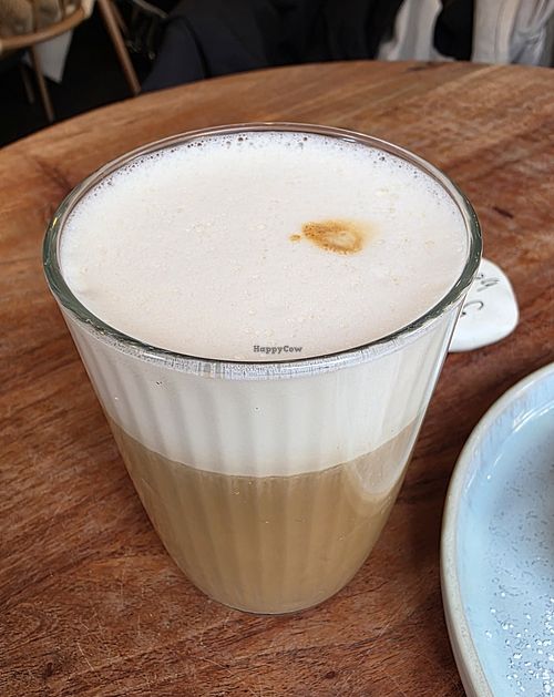 Latte Macciato mit Hafermilch at Café Hommage in Erfurt