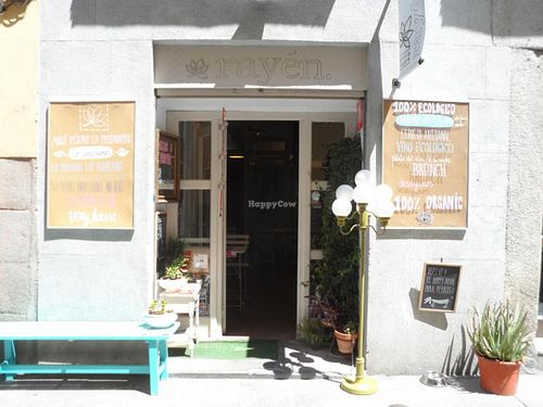 Sunny Rayen at Rayen Vegano in Madrid