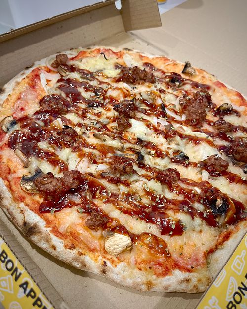 Vegan Beyond pizza (double dough): tomate, chopped Beyond Meat, BBQ sauce, cebolla y champiñones, sooooo delicious! at Carpi Pizza Premià in Premia De Mar