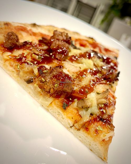 Slice of Vegan Beyond pizza (double dough) at Carpi Pizza Premià in Premia De Mar