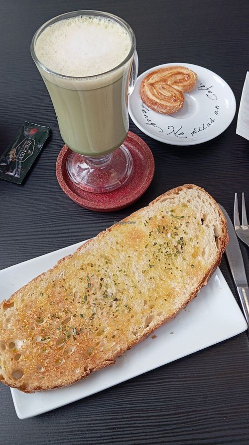 Matcha con leite de soia, torrada de aceite e ourego e palmeiriña. at Los Dulces De Delphine  in Foz