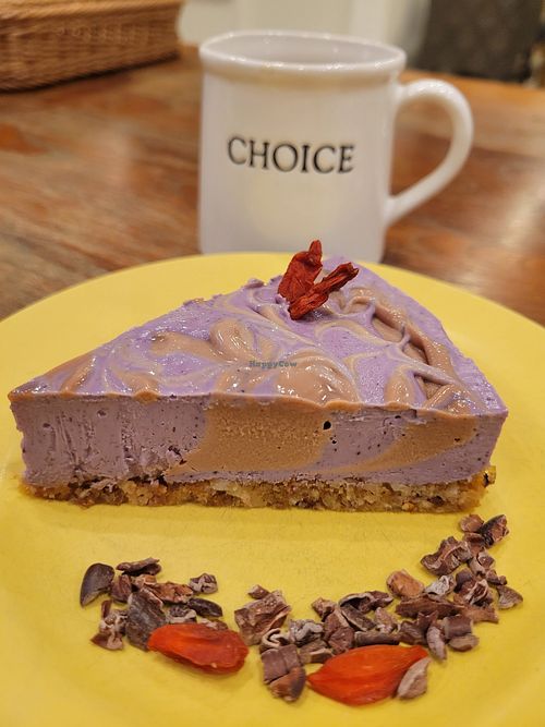 Fresh blueberry raw cake and green tea at CHOICE in Kyoto