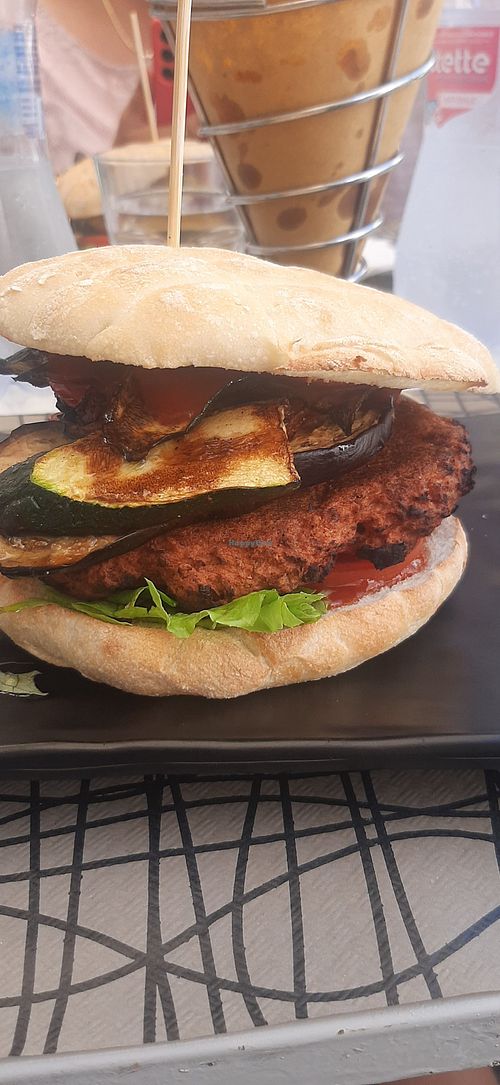 Panino con melanzane, burger vegano, insalata e salse.
(nel menù c'è scritto salse, ma viene messa anche la maionese, quindi se vuoi il panino vegano devi farla togliere)😘. at Civico 57  in Spello