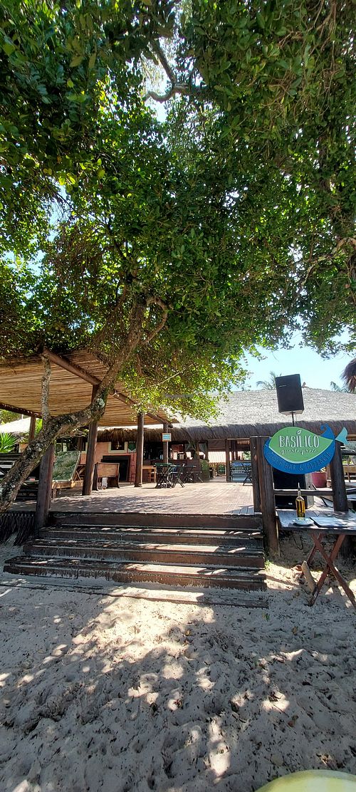 Fachada do restaurante beira-mar at Basílico in Cairu
