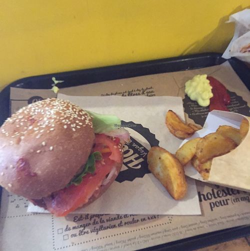 amazing burger  at Hank Cuisine Végétale - Archives in Paris