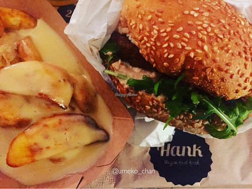 Fig and rocket burger with cheesy chips  at Hank Cuisine Végétale - Archives in Paris