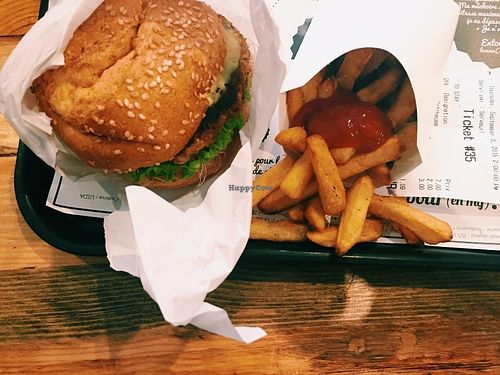 Best vegan burger EVER! 
INSTAGRAM: nikita___green  at Hank Cuisine Végétale - Archives in Paris