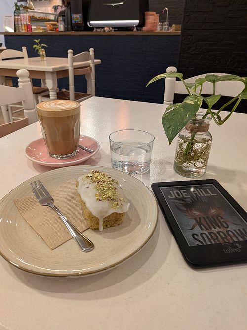 Pistache cake at Let It Bloom in Valencia