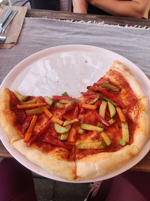 Sehr lecker vegane Pizza (schon 2 Stück gegessen 😋) at RB KITCHEN  in Blagoevgrad
