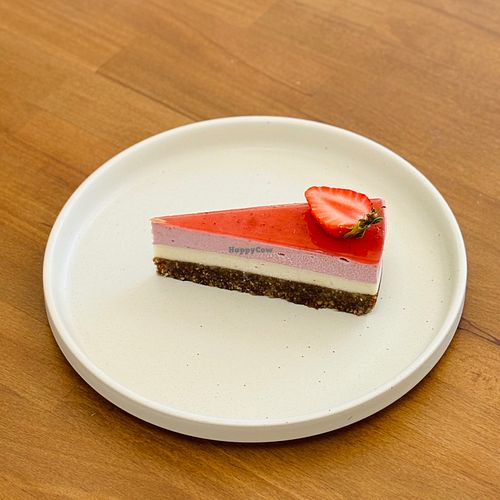 Tort Capsune  raw vegan /100g -120g
Price 160 lei / kg at Osso Raw Vegan in Craiova