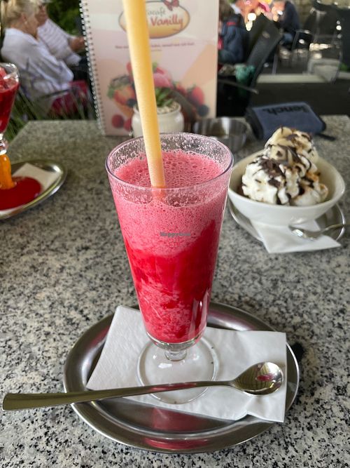 Veganer Milchshake ist möglich wenn man Sorbeteissorten auf Nachfrage mit Hafermilch mischt   at Lilly Vanilly in Brandis