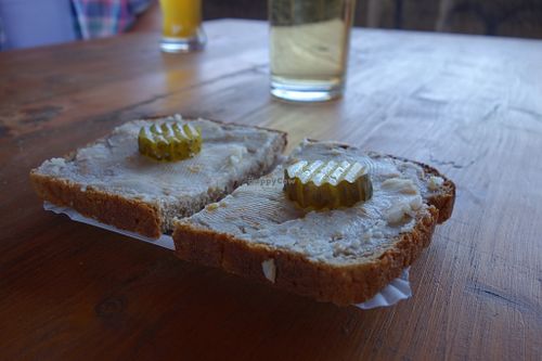 Veganes Schmalzbrot ("vegan lard bread") at Burgschänke Wolfsburg in Neustadt