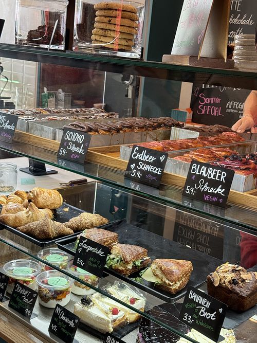 Auswahl an veganen Zimtschnecken  at Fendricks Coffee  in Berlin