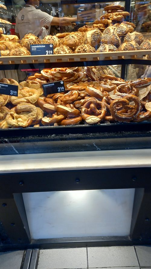 pretzels and most bread rolls are vegan at Bäckerei Allwörden - Kiosk in Hamburg