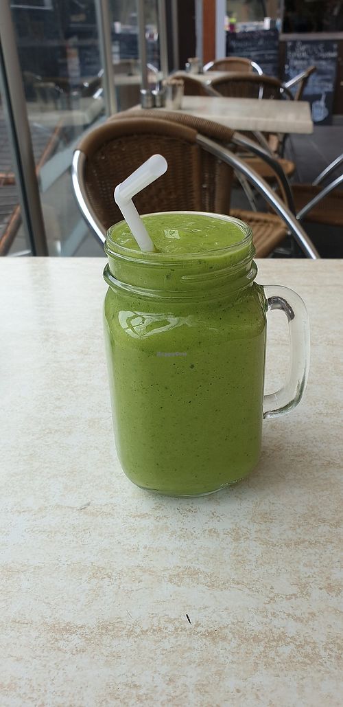 Green smoothie at Invita Living Food in Melbourne
