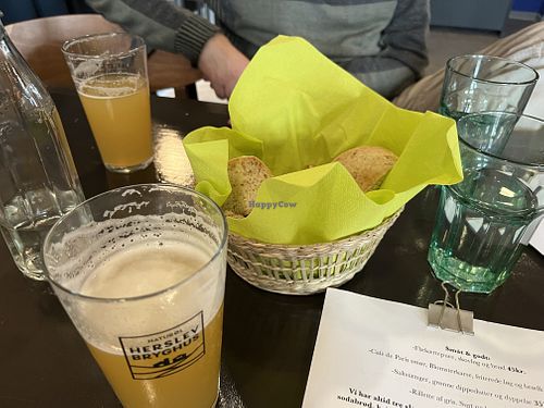 Vegansk brød og fadøl fra Herslev Bryghus  at Café Fuut Fuut  in Kirke Hvalsoe