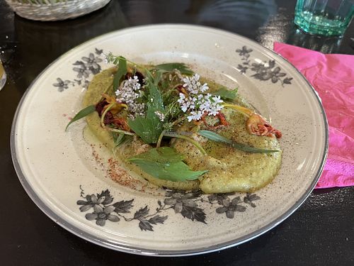 Flækærtehummus pyntet med blomster, friske krydderurter og syltede ramsløgsblomster  at Café Fuut Fuut  in Kirke Hvalsoe