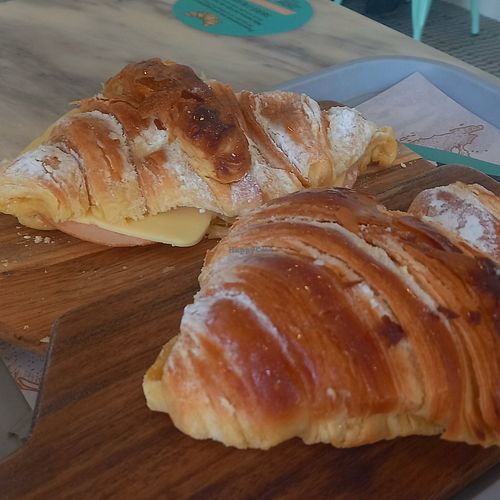 vegan ham & cheese (3,70€) and plain croissant (1,90€) at O Melhor Croissant da Minha Rua - Azeitao  in Azeitao