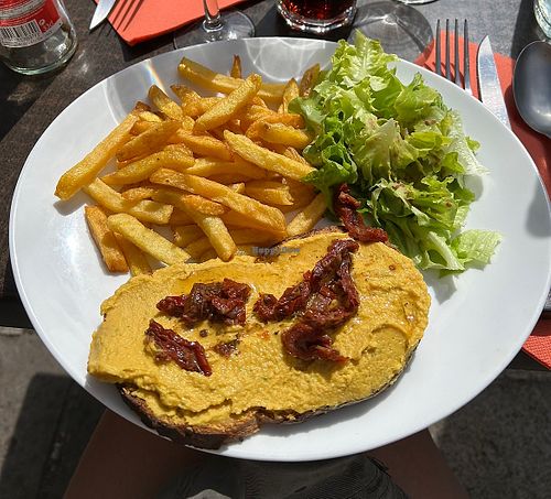 Tartine houmous + frites + salade   at Le Tres Petit Café in Murat