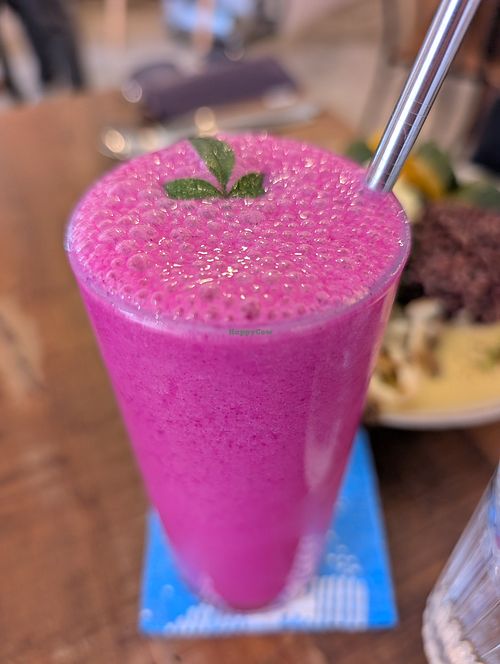 Dragon fruit smoothie at Dream Eater Snoreatery - 食夢 Snoreatery in Taipei