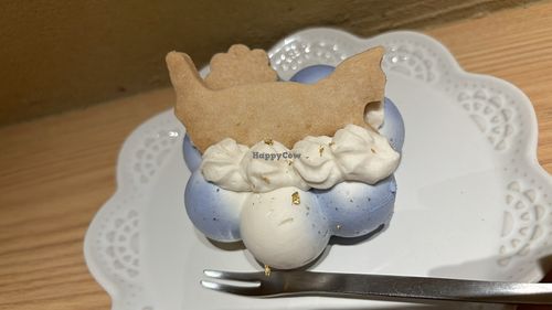 Vanilla mousse with cat shaped biscuit! ❤️  at Naki - vegan sweets in Osaka