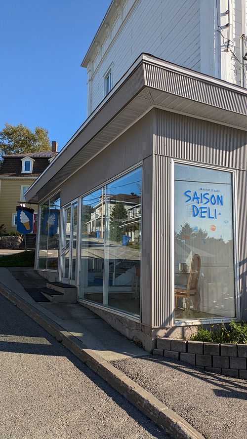 Devanture at Saison Deli in Rimouski