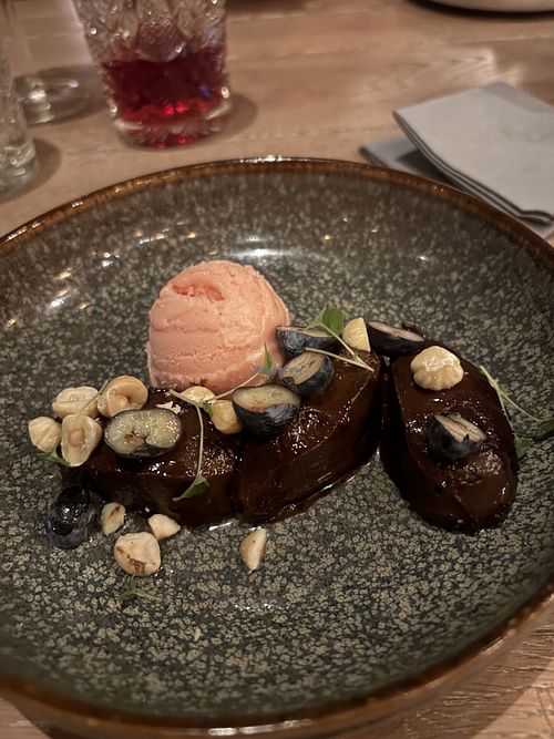 Chocolademousse van avocado, blauwe bes en grapefruitsorbet  at Foodbar d'Stoomerij in Oirschot