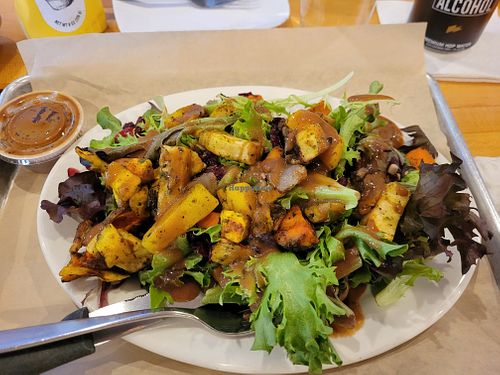 The restaurant has a vegan friendly salad, bowl, and flatbread (at the time of this review, removal of cheese being the only necessary modification). The food was great! at Sister Lakes Brewing Company in Dowagiac
