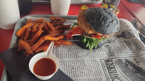 Burger vegan du chef Fabien Rocheville : foccacia au charbon végétal, pakora indien aux choux et pommes de terre, mayonnaise au cotomili at Dailly's Burger in Saint-andre