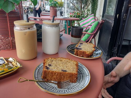 Iced Latte with oat milk, smoothie and bananabread at TOOTJE in Leiden