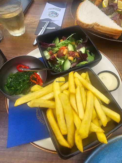 Salade bij de vegan visburger at Waddengenot Aan Zee in Groningen