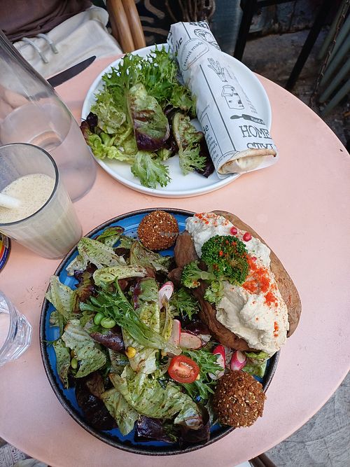 Kumpir vegan et sandwich falafel houmous at Mams in Marseille