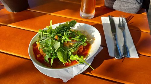 Vegane Knödel in Paprikaragout mit Rucola at Via Claudia Gusto  in Lechbruck Am See