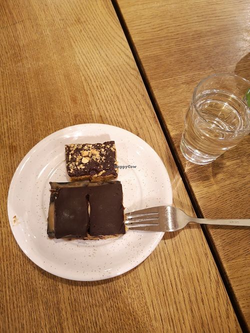 Chocolate caramel and raw chocolate peanut cake at Goodies Berlin - Globetrotter in Berlin