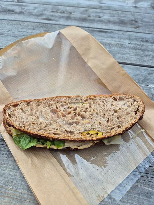 Vegan sandwich met hummus en ingelegde groente at Fredag & Fretland Bakeri in Laerdal