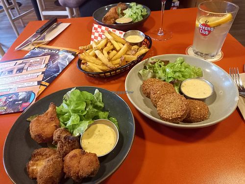 Wings de chou-fleur, frites, falafels sauce vegane maison at Philibar in Strasbourg