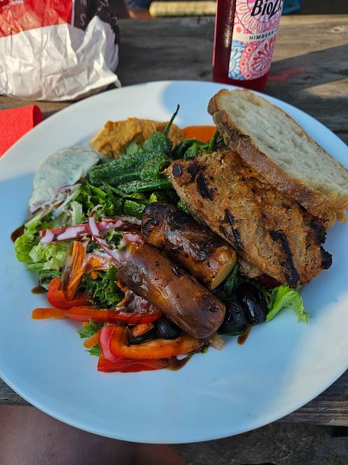 Vegane Platte mit Bratpaprika, veganer Wurst, Dips, Salaten & Sojasteak at Caracan in Leipzig
