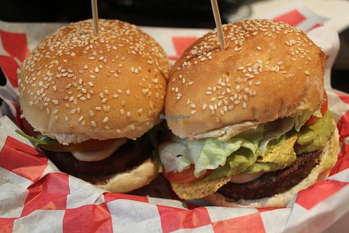 Burger Mangez-Moi et Burger Mille feuilles Guacamole
Eat-me Burger and "Mille feuilles Guacamole" Burger

all vegan at VG in Paris