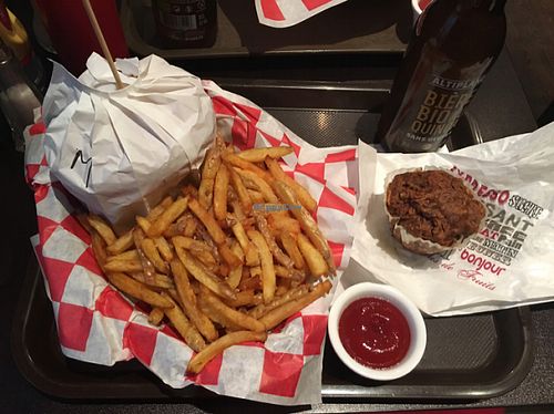 €13.00 set : Burger, fries, cake and beer(+€1.50) at VG in Paris