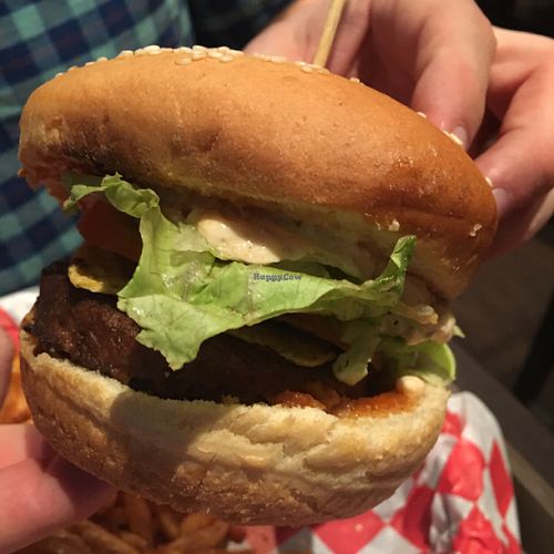 le chipoteur (American-style) burger at VG in Paris