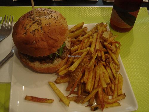 Set: Vegan/Vegetarian Burger + Fries or Soup or Salad + Drink
€9.90 at VG in Paris