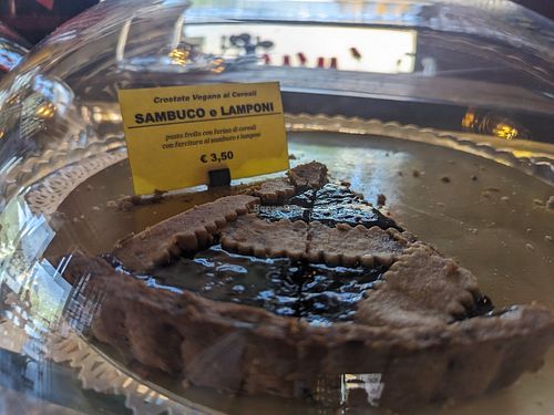 Vegan cake at Mr Bike in Sulzano