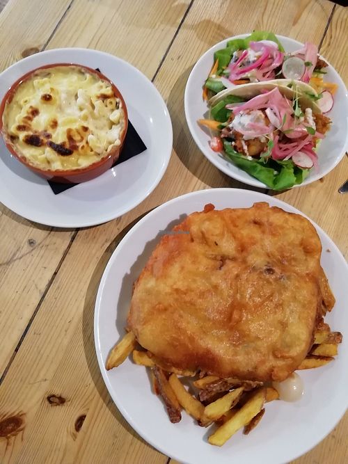 Mac & cheese, pizza crunch supper, tofish tacos at Mono in Glasgow