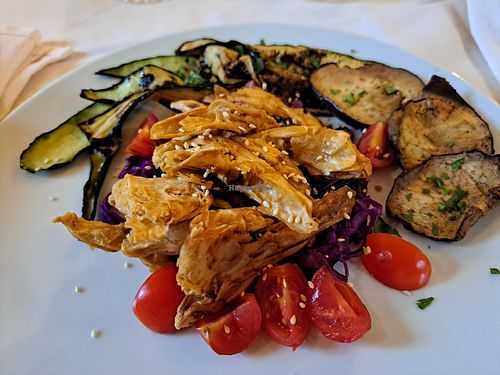 Straccetti di soia saltati in padella su cavolo cappuccio rosso marinato,semi di sesamo e pomodorini at A Tavola Con Ciccio in Entratico