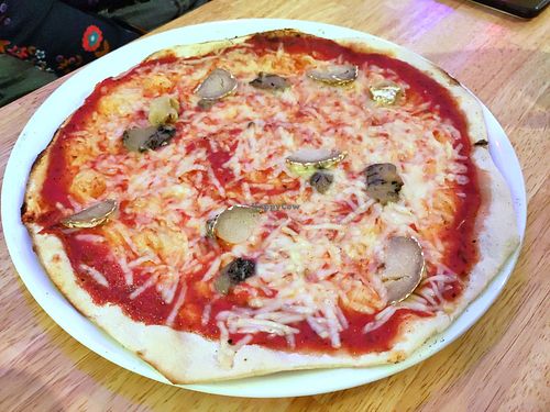 Four vegan cheese pizza at Ô Petits Pâtons in Toulouse