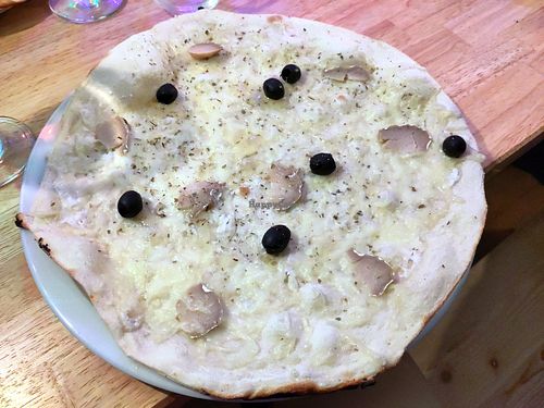 Goat vegan cheese "honey" pizza at Ô Petits Pâtons in Toulouse